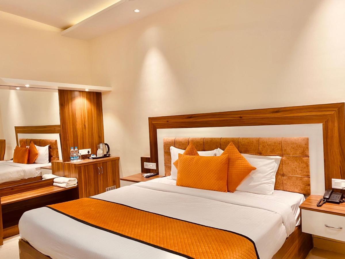 Hotel White And Restaurant 300 Mtr From Golden Temple Amritsar Exterior photo