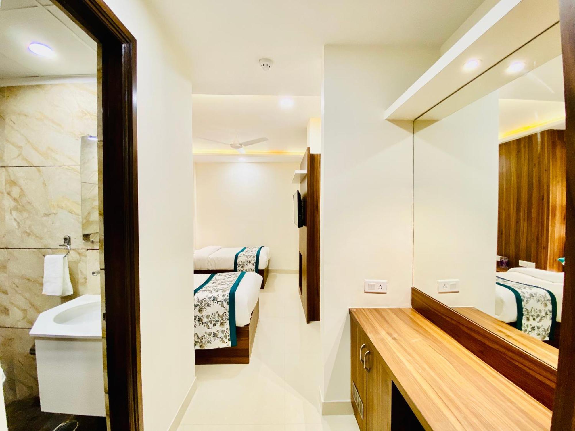 Hotel White And Restaurant 300 Mtr From Golden Temple Amritsar Exterior photo